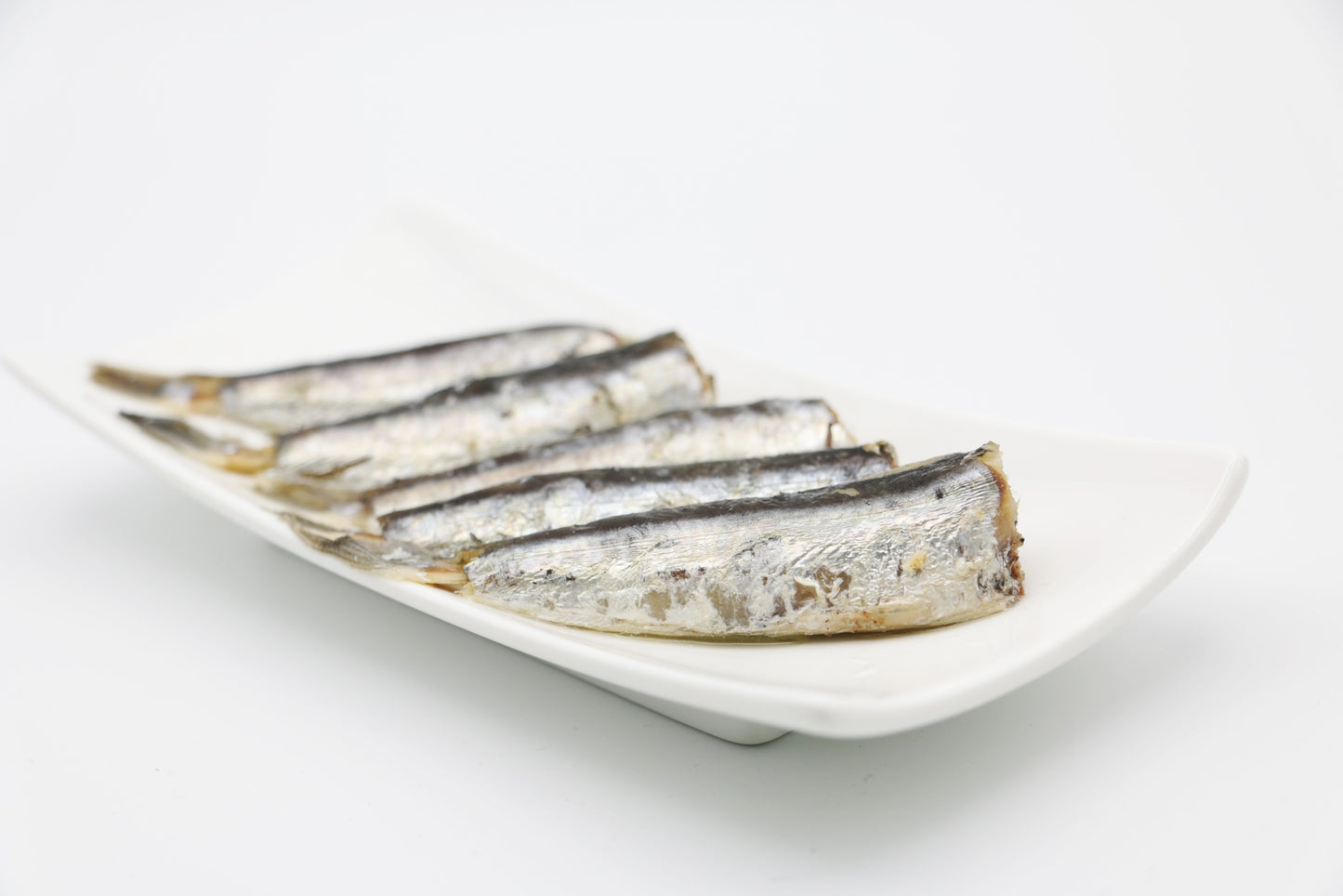 plato blanco con 6 Sardinilla en aceite de oliva